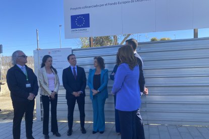 Autoridades esperando al presidente de la Junta.