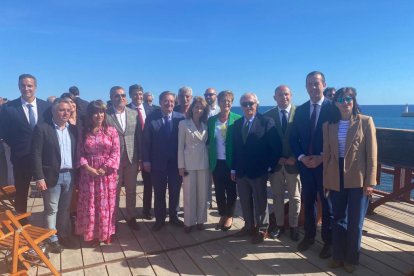 Miembros y representantes socialistas junto a la ministra Raquel Sánchez.