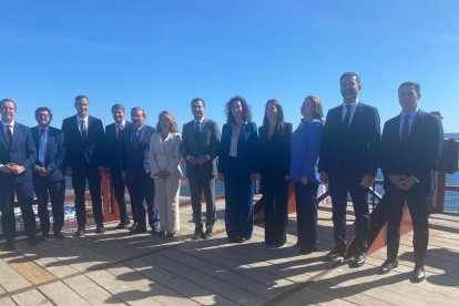 Foto de familia de los representantes institucionales.