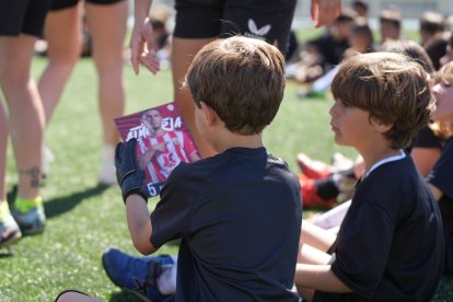 Los pequeños con la foto del futbolista argentino del Almería.