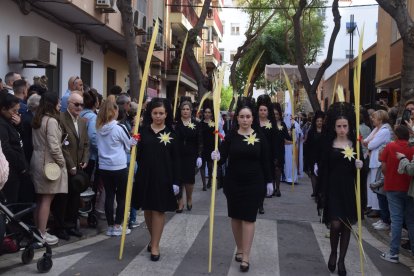 Camareras de La Borriquita, acompañando a la Virgen de La Paz.