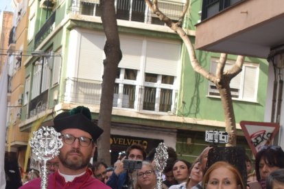 La camarera mayor de La Borriquita con el consiliario, Ignacio López.