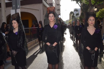 Mantillas de Pasión acompañando a la Virgen con recogimiento.