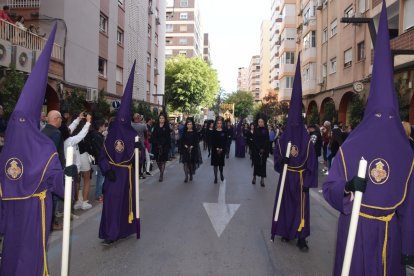 Nazarenos y mantillas acompañando a la Virgen de los Desamparados.