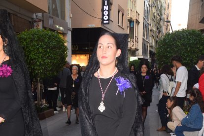 Joven mantilla en el desfile procesional de Pasión.