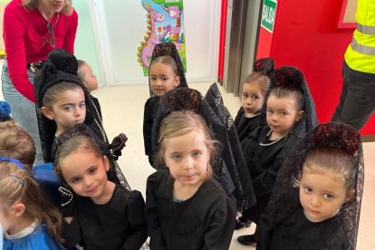 Niñas de mantilla del Colegio de San Ildefonso; en el centro, Amalia.