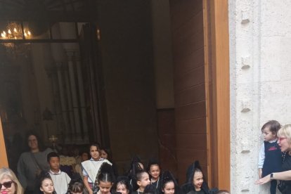 Grupo de mantillas en procesión del colegio de la Compañía de María.