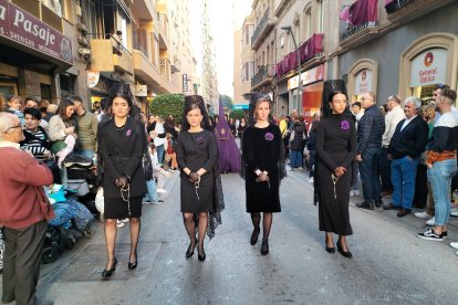 Claudia María, Laura, María y Ana María acompañando a Pasión.