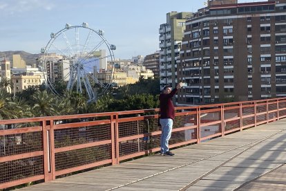 Un selfie con la noria detrás.