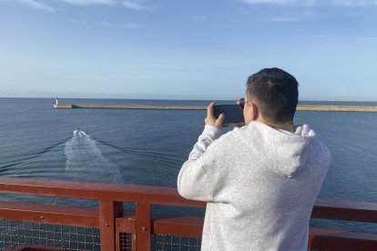 Un barco pasa cerca del Cable.