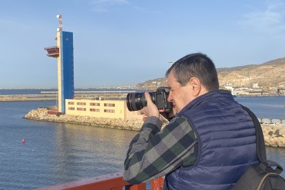 Cámara en mano, uno de los primeros visitantes.