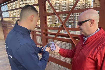Escaneando el código QR de José Antonio Hernández, el primero en pasar.