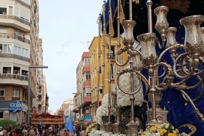 Encuentro del palio del Primer Dolor con el Cristo del Amor