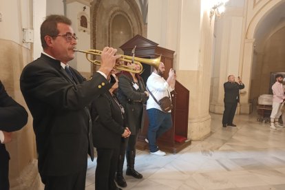 Toque de oración ante el palio del Primer Dolor