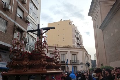 El Cristo del Amor avanza hacia la plaza de San Sebastián