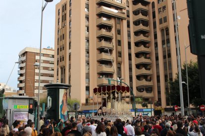 María Santísima de Gracia y Amparo y San Juan Evangelista en las calles de Almería este Martes Santo. 