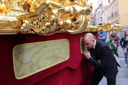 Imagen previa a la entrada en carrera oficial de Nuestro Jesús de la Humildad y Paciencia.