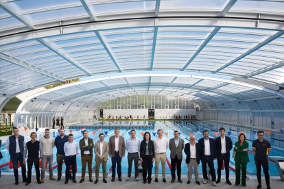 Foto de familia al borde de la magnífica piscina olímpica