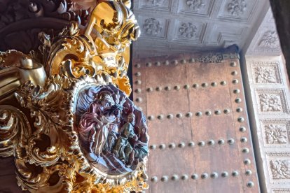 El paso del Prendimiento, encarando la puerta de la Catedral.