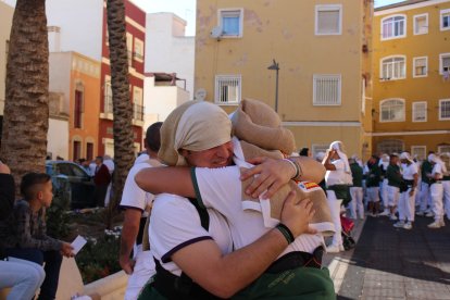 Abrazo de costaleros previo al inicio de la procesión.