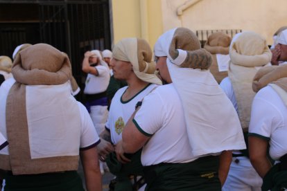 Detalle de costaleros.