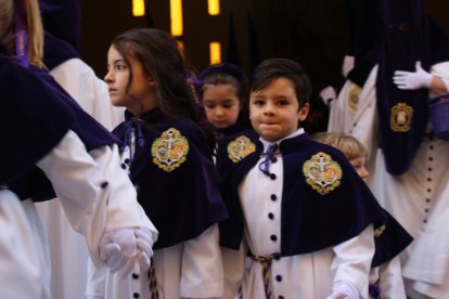 Nazarenos a la salida de la Parroquia San Ildefonso.