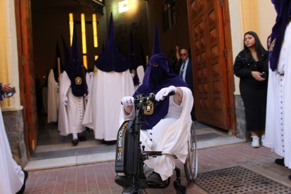 Nazarenos a la salida de la Parroquia San Ildefonso.