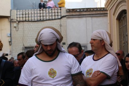 Costaleros atentos a la salida de Nuestro Padre Jesús de la Sentencia.
