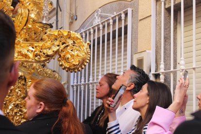 Público atento a la salida de Salida de Nuestro Padre Jesús de la Sentencia.