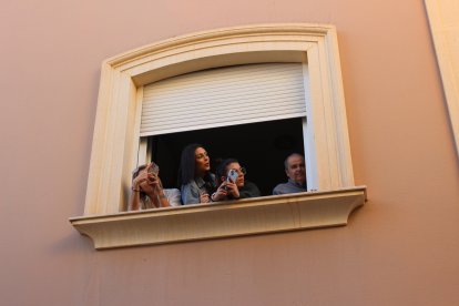 Público en las ventanas atentos al paso de la procesión.