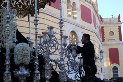 Una de las paradas de la procesión.