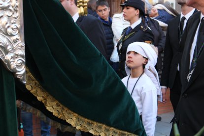 El pequeño costalero acompañó a la Macarena durante todo el recorrido.