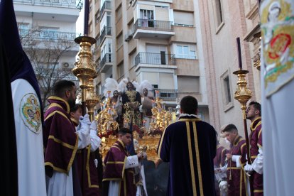 Procesión a su paso por la Iglesia de San Sebastián.