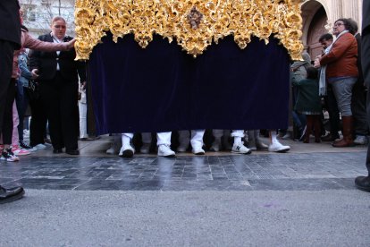 Imagen a los pies de Nuestro Padre Jesús de la Sentencia.