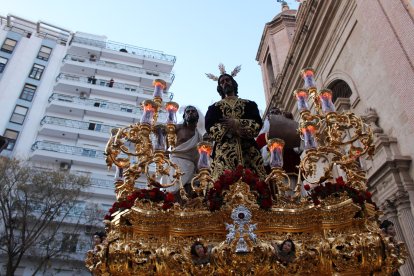 Procesión a su paso por la Iglesia de San Sebastián.