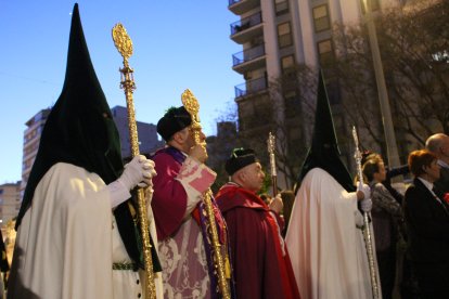 Procesión a su paso por la Iglesia de San Sebastián.
