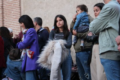 Público a la espera del paso de la Macarena.