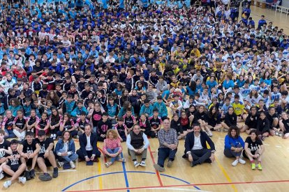 Los equipos posan para la historia del torneo.