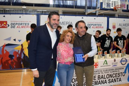 Ana Belén García presidenta del Adaba con los concejales.