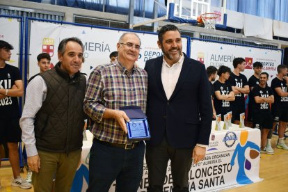 El presidente del Adaba con Juanjo Segura y Juanjo Alonso.