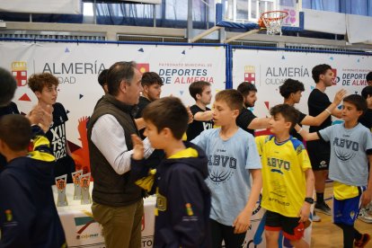 El concejal de Deportes entregando los trofeos.