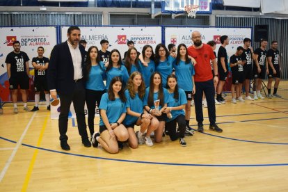 Juanjo Alonso posando con los equipos.