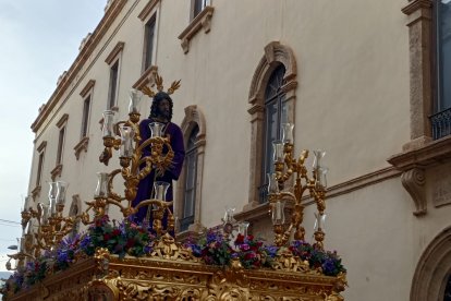 Las Penas avanza por el lateral de la Escuela de Artes.