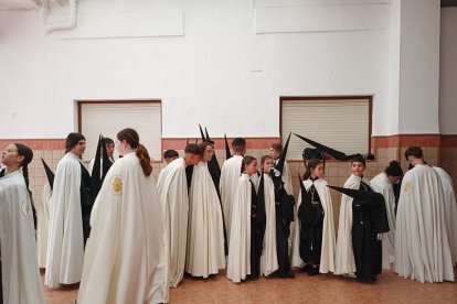 Nazarenos del Rosario del Mar formando en el Colegio Nuestra Señora del Milagro.