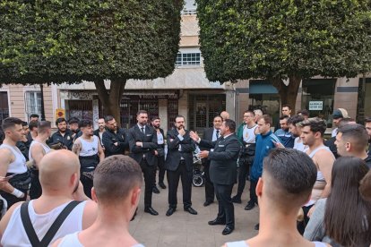 Últimas indicaciones de los capataces a la cuadrilla de Nuestro Padre Jesús de las Penas.