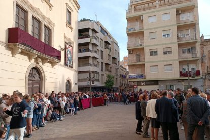 Expectación ante la salida del Rosario del Mar.