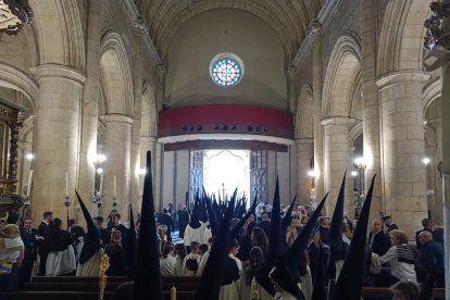 El Rosario del Mar empieza a salir.