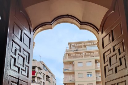 Primeros nazarenos del Rosario del Mar en la calle.