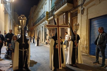 La cruz guía avanza por la Almedina.