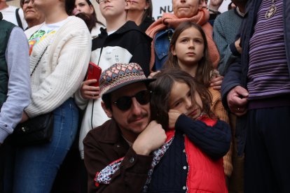 Público a las puertas de la Compañía de María. 